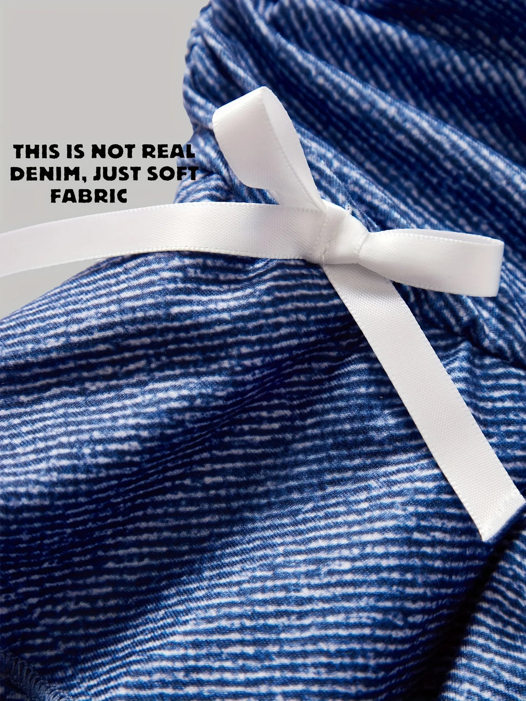 Mädchen Trägerkleid in Jeans-Optik – mit weißem Besatz & Schleifendetail